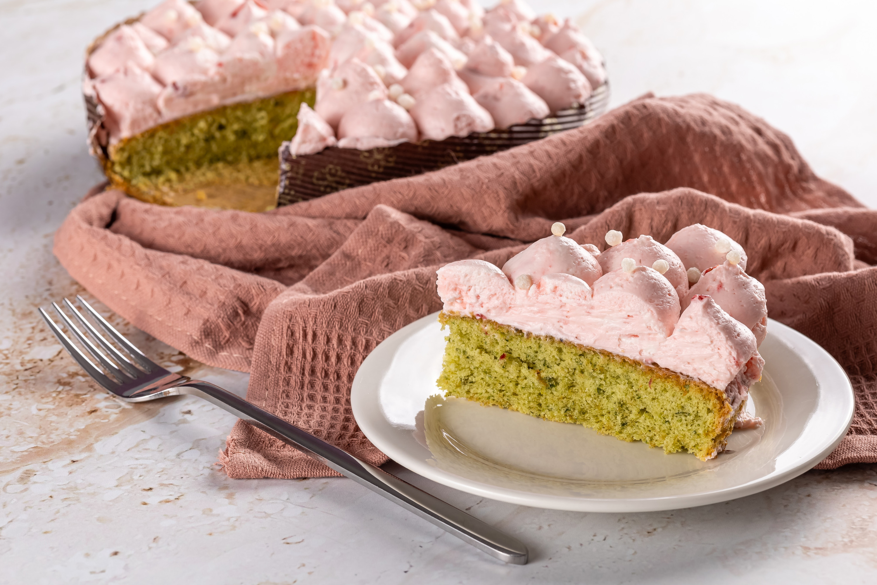 Шпинатный пирог с клубникой